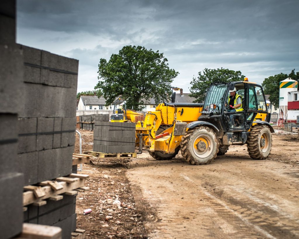 Tracteur en plein chantier de construction