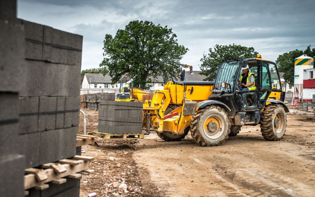 Tracteur en plein chantier de construction