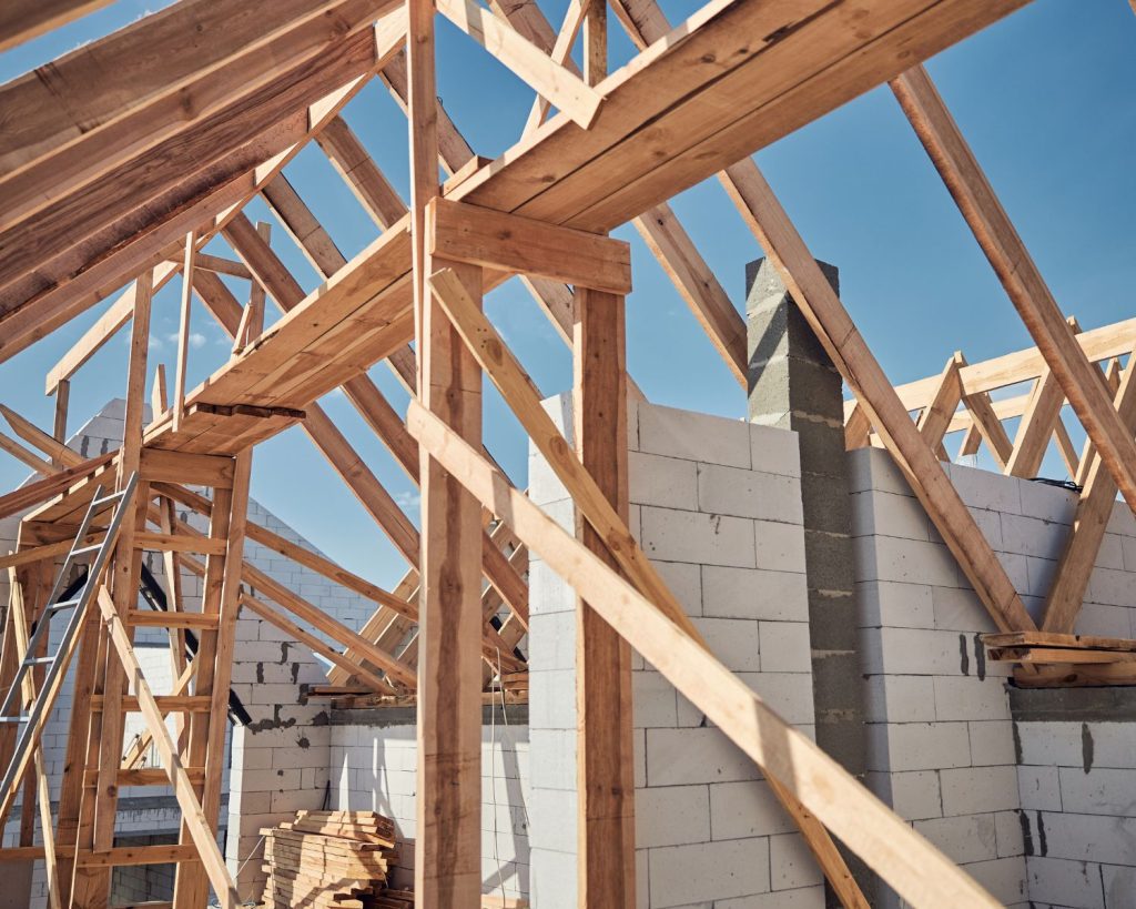 Cloisons en bois de maison en construction