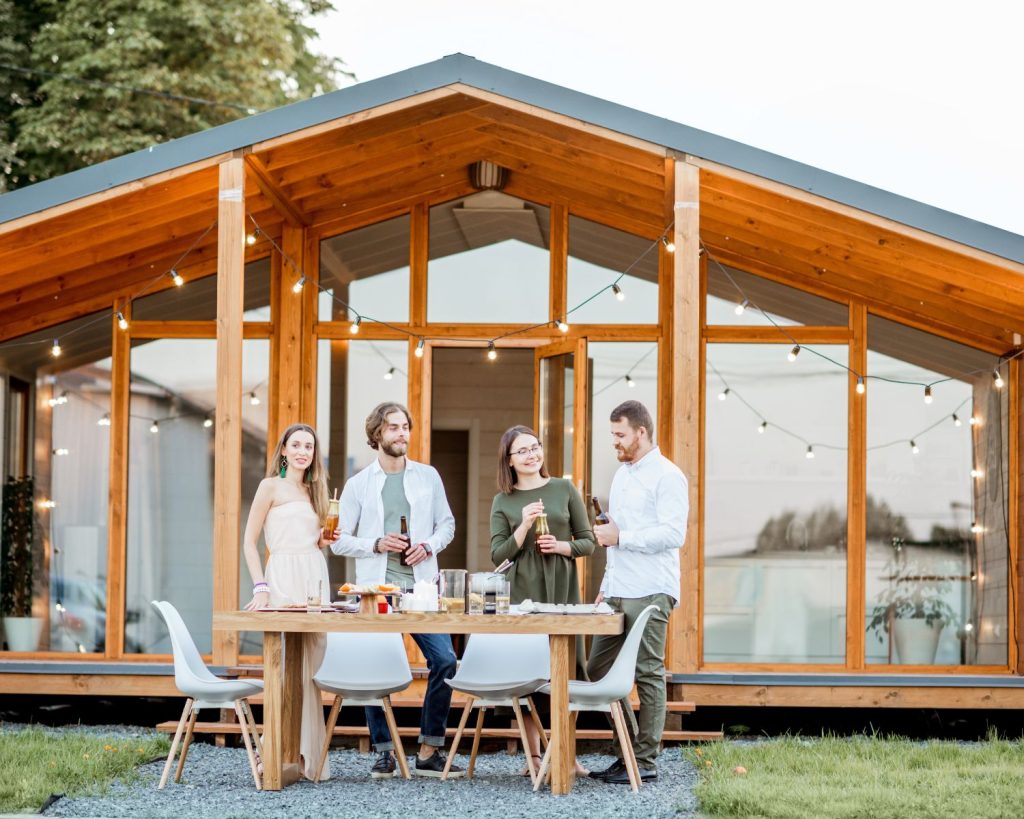 Amis qui boivent des verres devant un maison