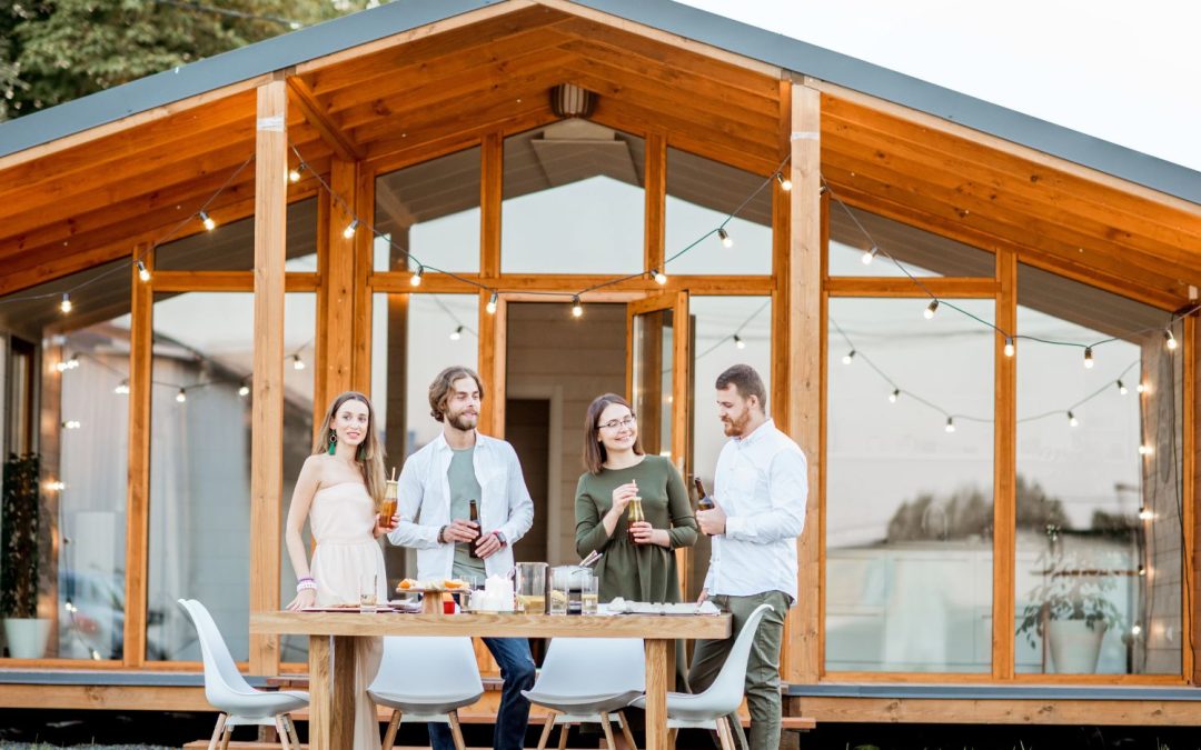 Amis qui boivent des verres devant un maison