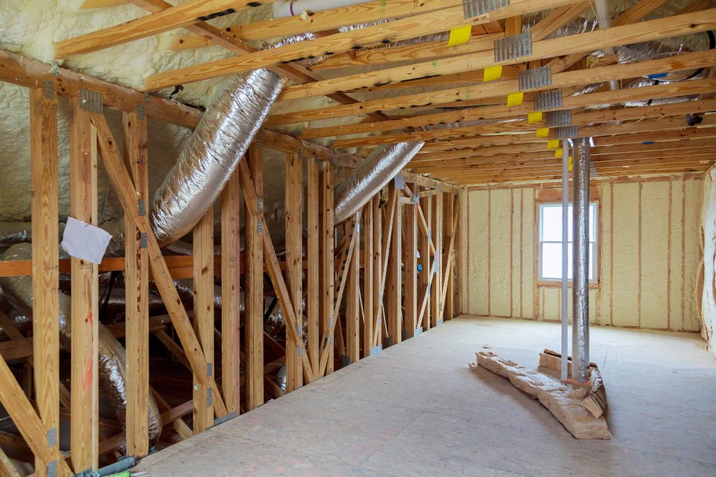 Charpente d'une maison avec des travaux d'isolation en cours