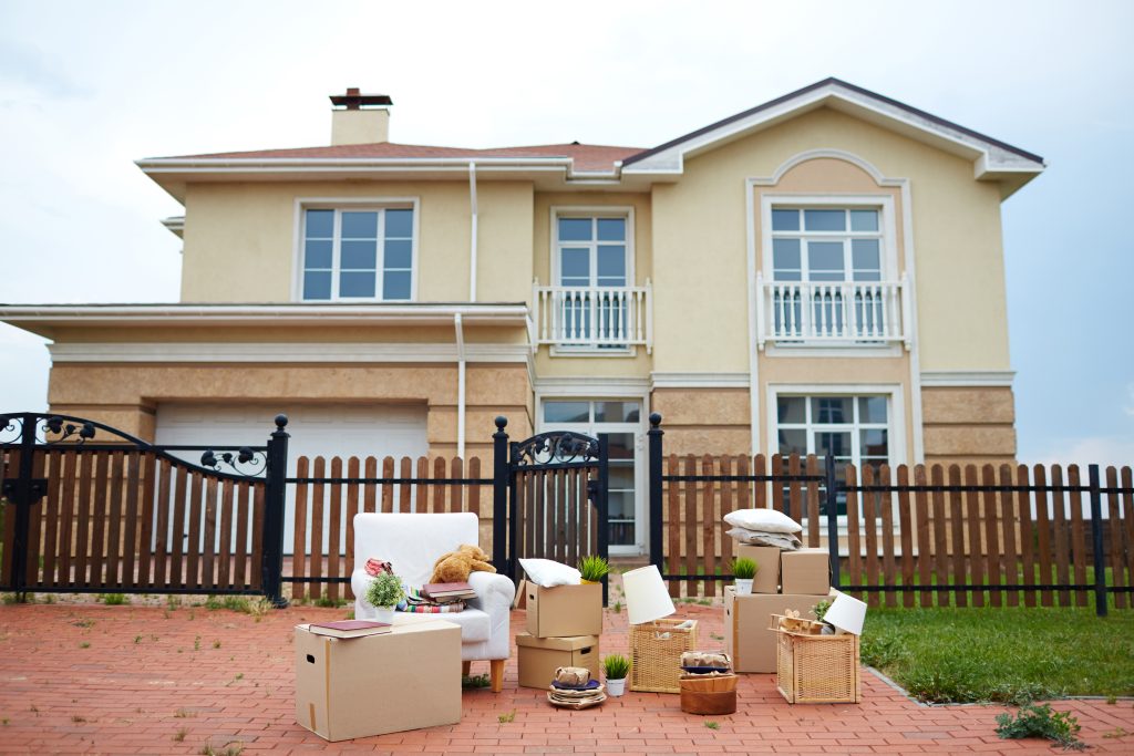 Maison neuve avec des cartons devant