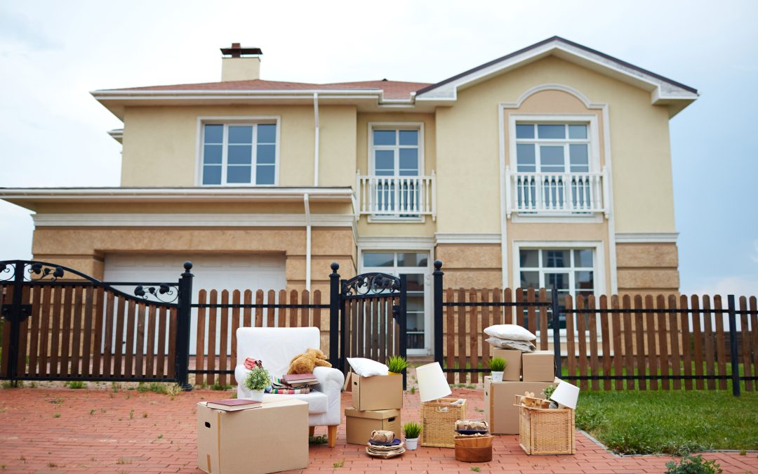 Maison neuve avec des cartons devant