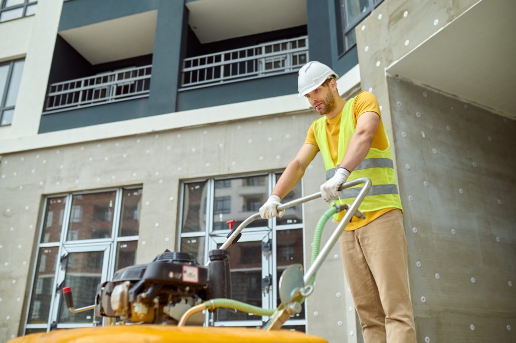 Homme nettoyant le chantier une fois fini