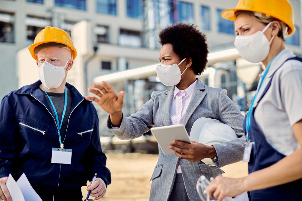 Jeune femme qui brief les équipes et organise le chantier