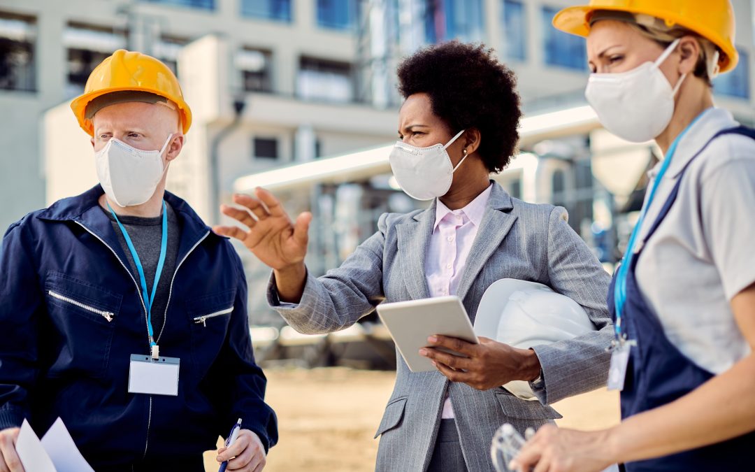 Jeune femme qui brief les équipes et organise le chantier