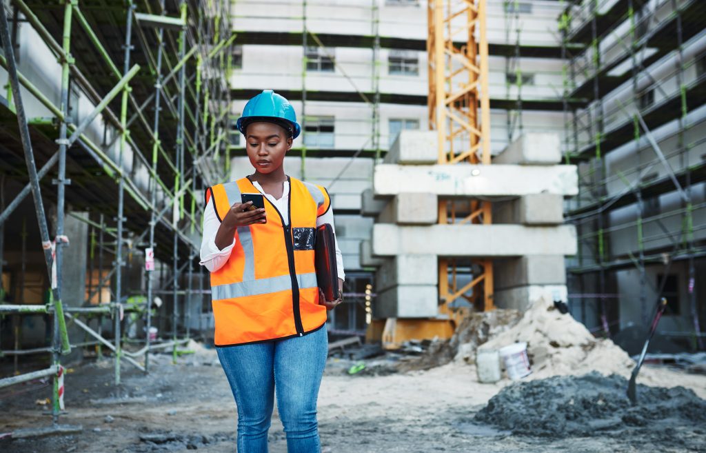 Jeune femme qui fait un suivi de chantier