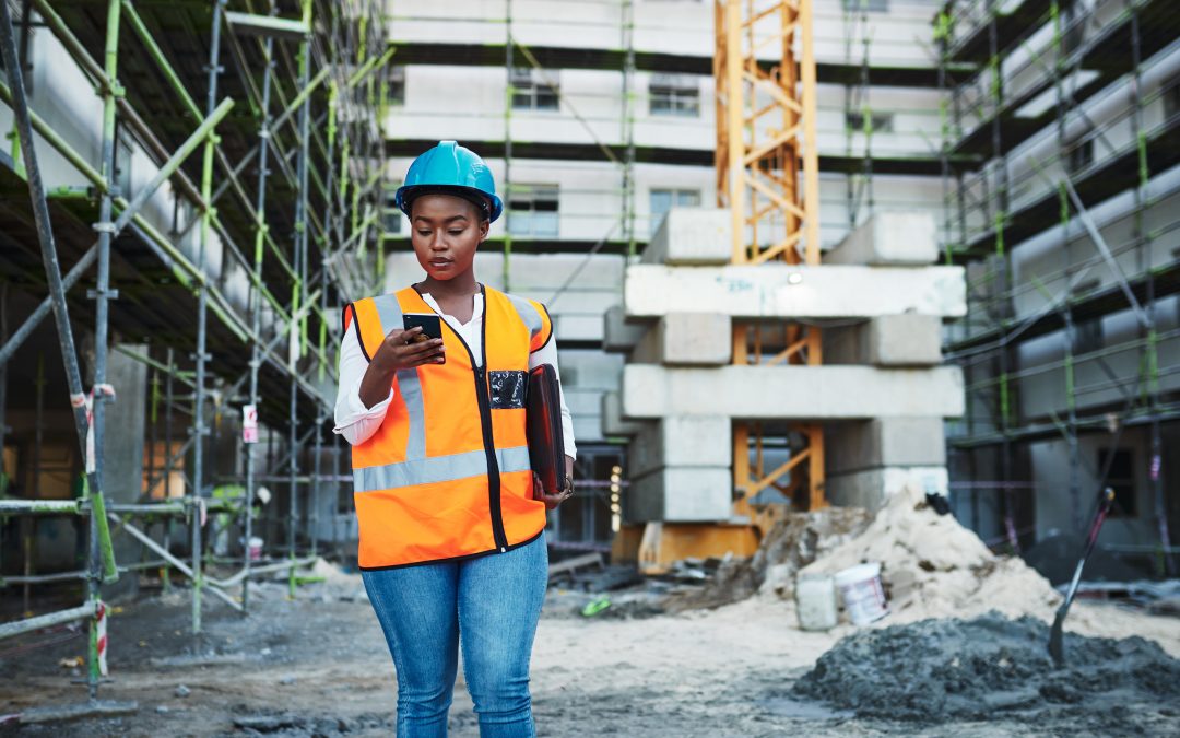 Jeune femme qui fait un suivi de chantier