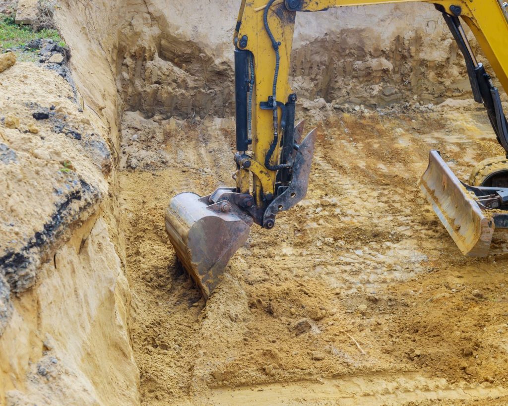 Tractopelle en plein chantier de terrassement 