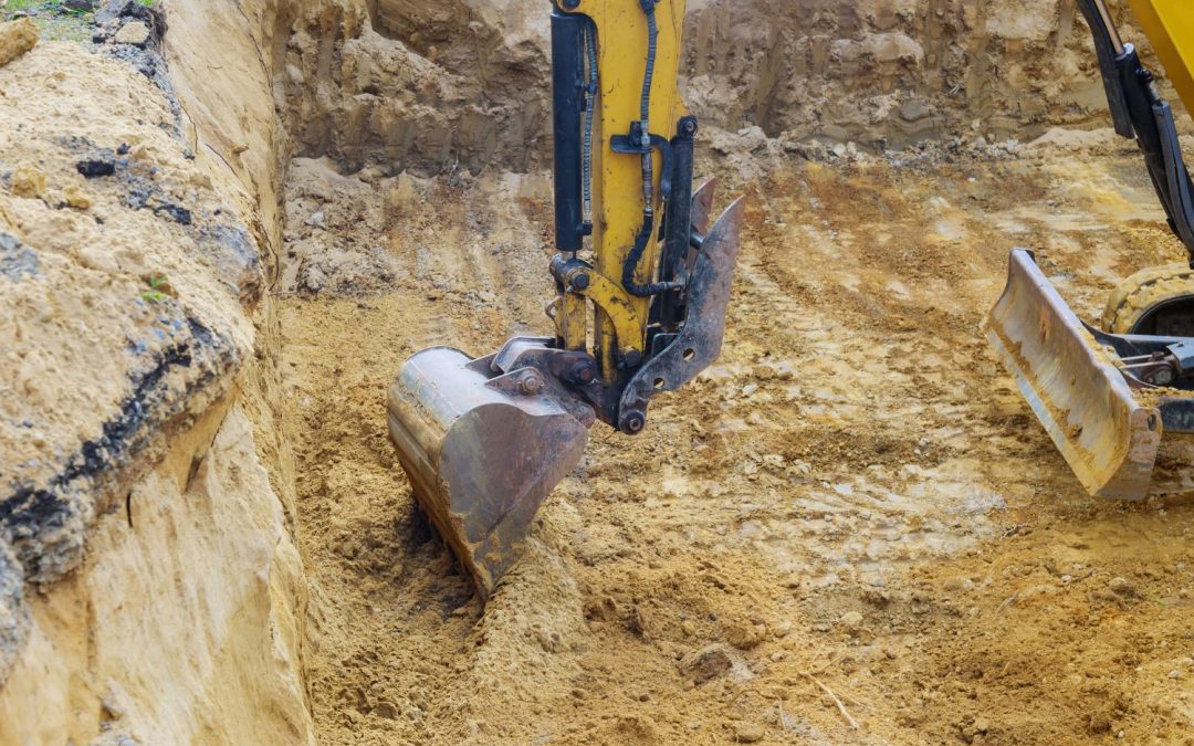 Tractopelle en plein chantier de terrassement