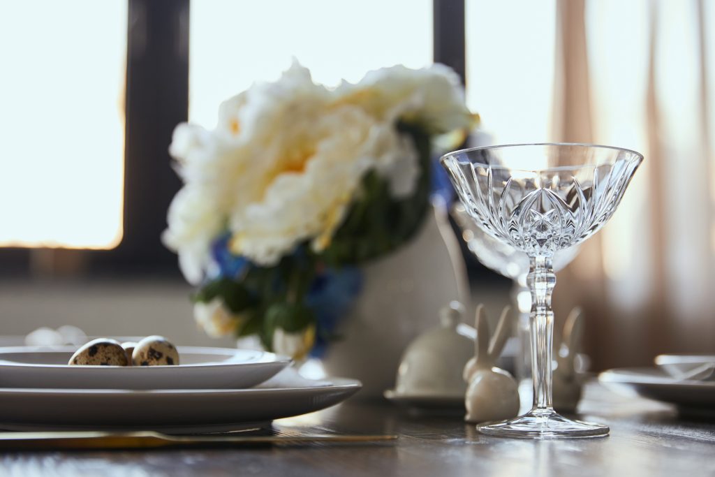 Verre en cristal posé sur une table dressée