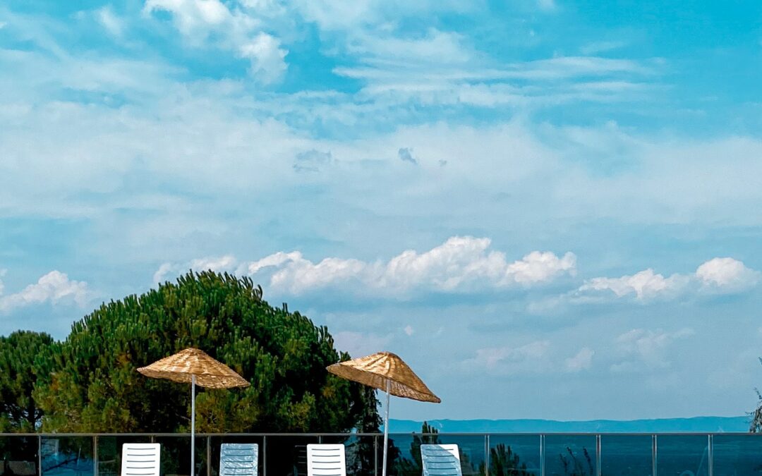 Parapluie Et Décoration De Lit De Piscine Autour De La Piscine De L'hôtel