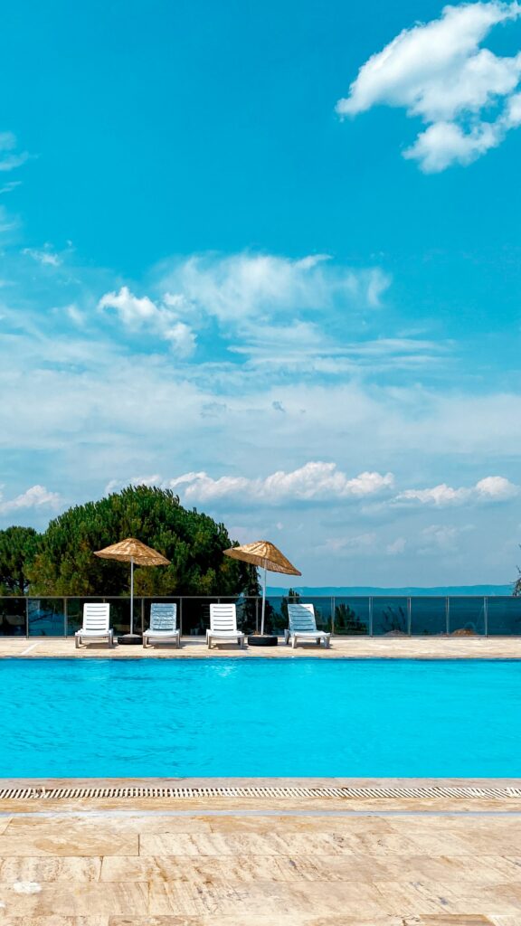 Des garde-corps en verre autour d'une piscine